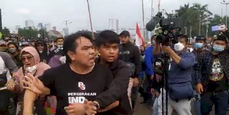 Pria bertopi hitam diduga Dhia Ul Haq orang pertama yang memukul Ade Armando/Repro