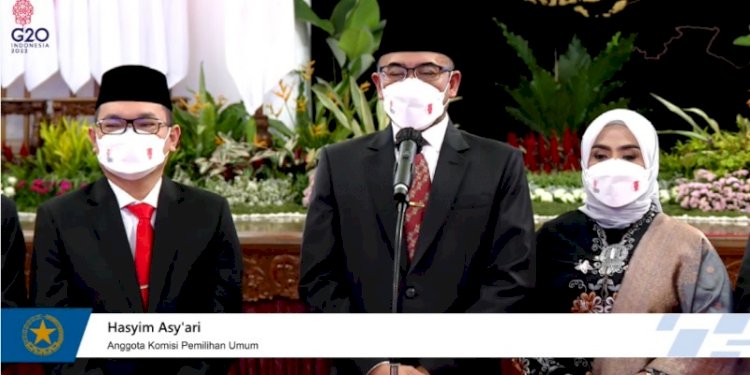 anggota KPU Hasyim Asy'ari (tengah) periode 2022-2027 usai dilantik Presiden Jokowi di Istana Merdeka/Repro
