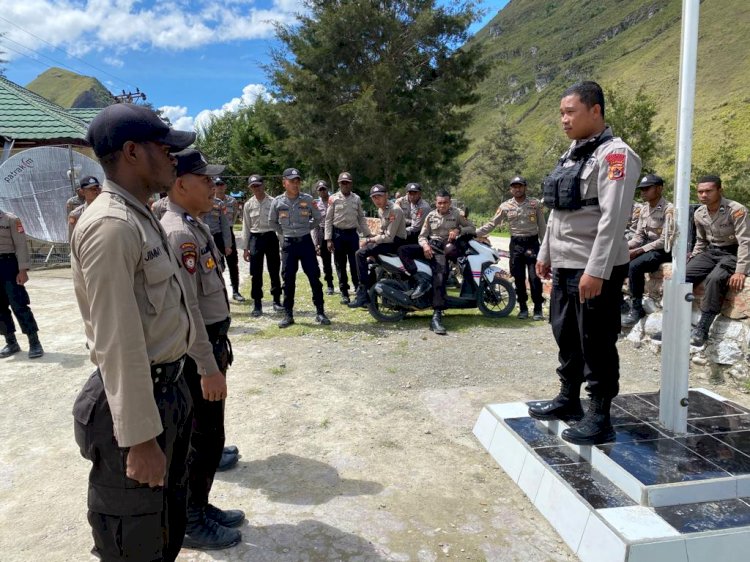 Terlihat Bintara remaja sedang mengikuti PBB di halaman Mako Polres Lanny Jaya, Kota Tiom, Kabupaten Lanny Jaya, Kamis (14/4).