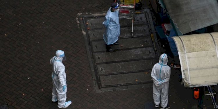 Petugas berjaga di Distrik Jing'an, Shanghai, Tiongkok, yang di-lockdown/AFP