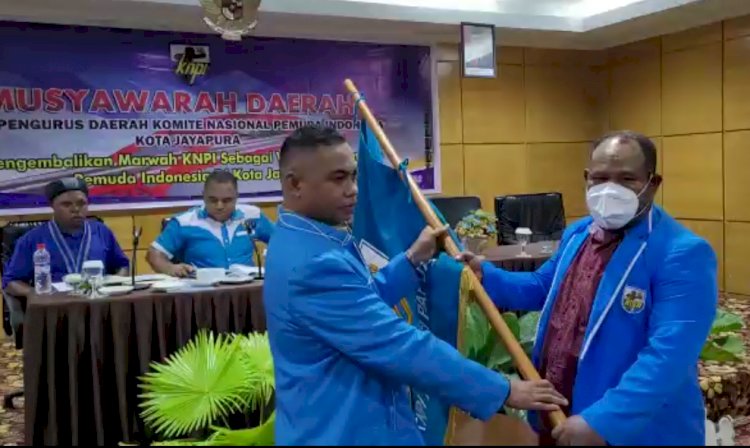 Penyerahan Bendera Petaka KNPI Kepada Silas Thom Rumbewas