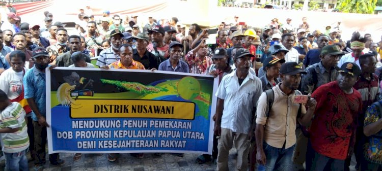 Situasi berlangsungnya aksi damai mendukung pembentukan DOB provinsi Kepulauan Papua Utara dihalaman gedung DPRD Kabupaten Kepulauan Yapen