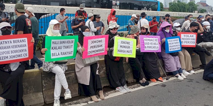 Emak-emak ikut aksi bersama mahasiswa dan buruh di di depan gedung DPR RI, Kamis (21/4)/RMOL