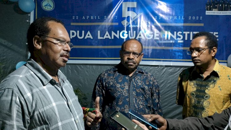 Dari Sebelah Kiri, Dr. Izak Morin (Rektor UIP ), Yoob Ginia, SH. (Ketua Yayasan MEP) dan Korinus Waimbo (Manager Director PLI)