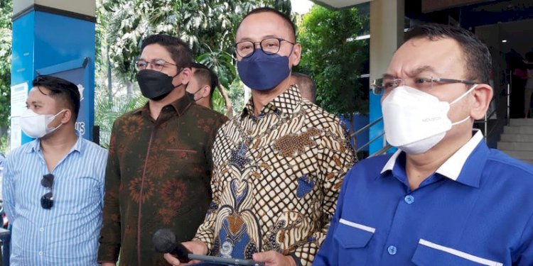 Ketua Umum BM PAN Sigit Purnomo Said (kedua dari kiri) saat dampingi Sekjen PAN laporkan kuasa hukum Ade Armando ke Polda Metro Jaya/RMOL