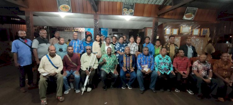 Foto bersama Masyarakat Adat Wilayah Tabi usai membacakan Pernyataan Hasil Pertemuan/RmolPapua