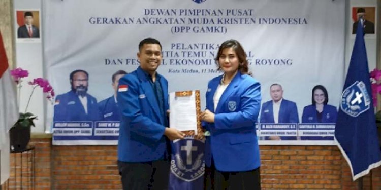 Sekretaris Umum DPP GAMKI, Sahat MP Sinurat ST MT (kiri) menyerahkan SK pengangkatan Wakil Bendahara Umum kepada Suryani Paskah Naiborhu/Ist