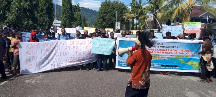 Situasi saat orasi oleh solidaritas masyarakat adat peduli demokrasi dan Ham kabupaten kepulauan Yapen di depan gedung DPRD/ist
