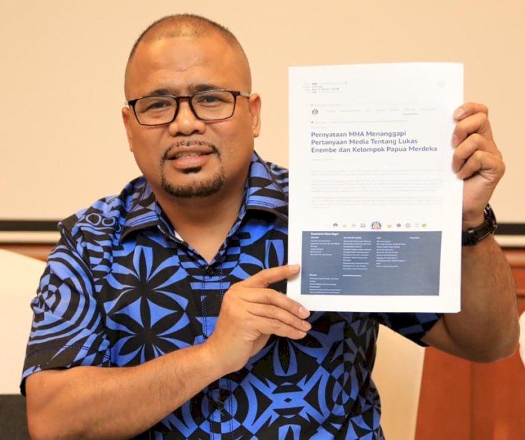 Juru Bicara, Muhammad Rifai Darus saat menunjukkan platform konten hoax kepada gubernur Papua/ist