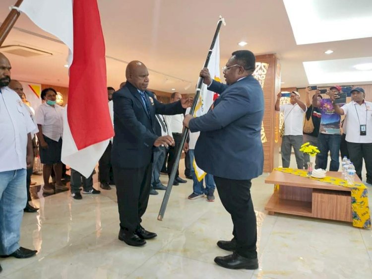 Prosesi penyerahan Bendera Petaka, Sekum KONI Papua,, Kenius Kogoya  kepada Usman G Wanimbo Ketua KONI Tolikara/ist