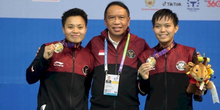 Menpora Zainudin Amali bersama peraih medali emas Sea Games Vietnam dari atlet ganda putri bulutangkis/Ist