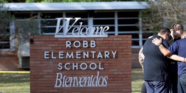 Orang-orang berduka cita di Robb Elementary School, lokasi penembakan massal di Uvalde, Texas, AS, 25 Mei 2022/Net