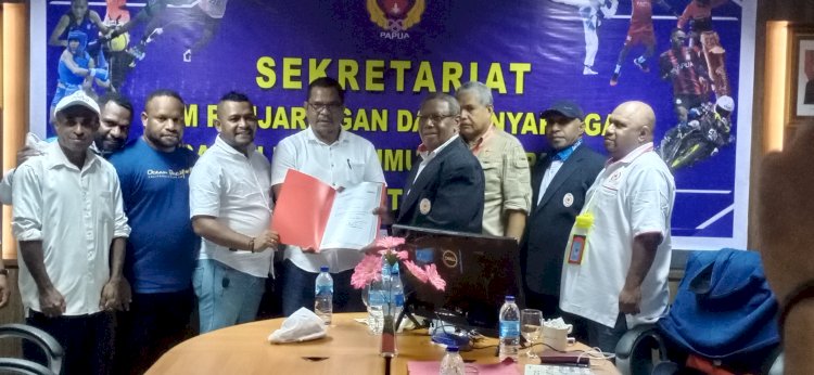 Tim Pemenangan saat mendaftarkan Kenius Kogoya Kepada Tim Penjaringan Balon Ketua  umum KONI Papua