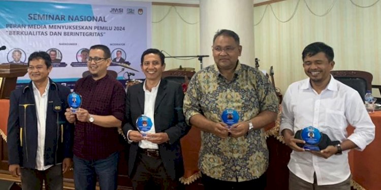 Ketua Umum Jaringan Media Siber Indonesia (JMSI) Teguh Santosa (dua kanan) dalam Seminar Nasional bertema “Peran Media Mensukseskan Pemilu 2024 Berkualitas dan Berintegritas" yang diselenggarakan JMSI Sumatera Barat. Pembicara lain adalah Komisioner KPU RI Idham Holik (paling kanan), Timsel Bawaslu Sumbar Hary Efendi Iskandar yang juga dosen di Universitas Andalas (tengah), dan moderator Jen Zuldi (kedua dari kiri) serta Sekretaris JMSI Sumbar Aguswanto./Ist