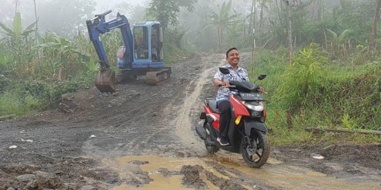 Jalan penghubung dua kecamatan di Kabupaten Kendal akhirnya diperbaiki setelah puluhan tahun rusak/RMOLJateng