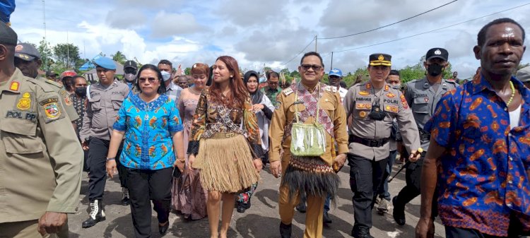 Pj Bupati Mappi dan Istri saat disambut masyarakat Mappi