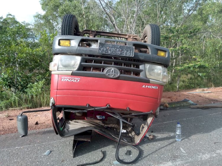 Truck tangki air yang terguling di Km 43.2 Trans Papua Distrik Sota