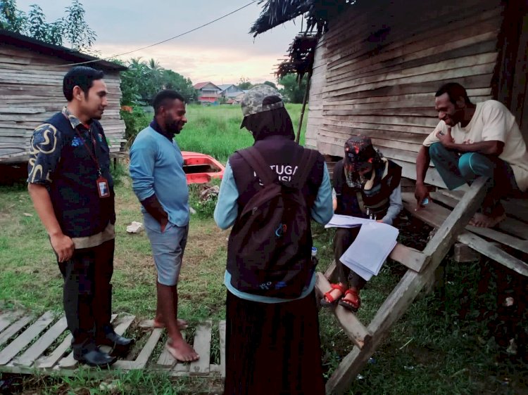 Koordinator Fungsi Statistik BPS Provinsi Papua, Sugianto saat  melakukan pengawasan kepada petugas 