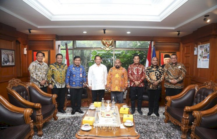 Gubernur Papua saat bertemu dengan Manteri  Dalam Negeri