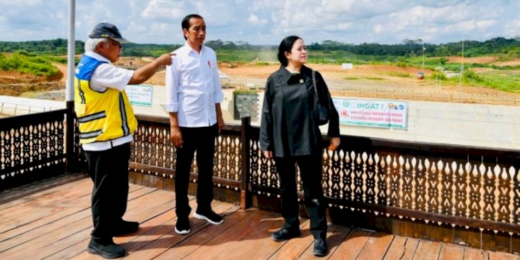 Presiden Joko Widodo didampingi Menteri PUPR, Basuki Hadimuljono dan Ketua DPR RI, Puan Maharani meninjau Bendungan Sepaku Semoi di kawasan IKN/Net