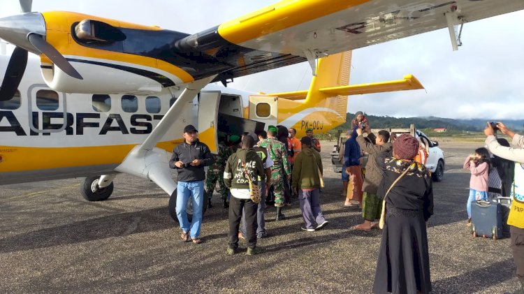 proses keberangkatan jkorban penembakan KKB  ke kampung halaman di barru sulsel