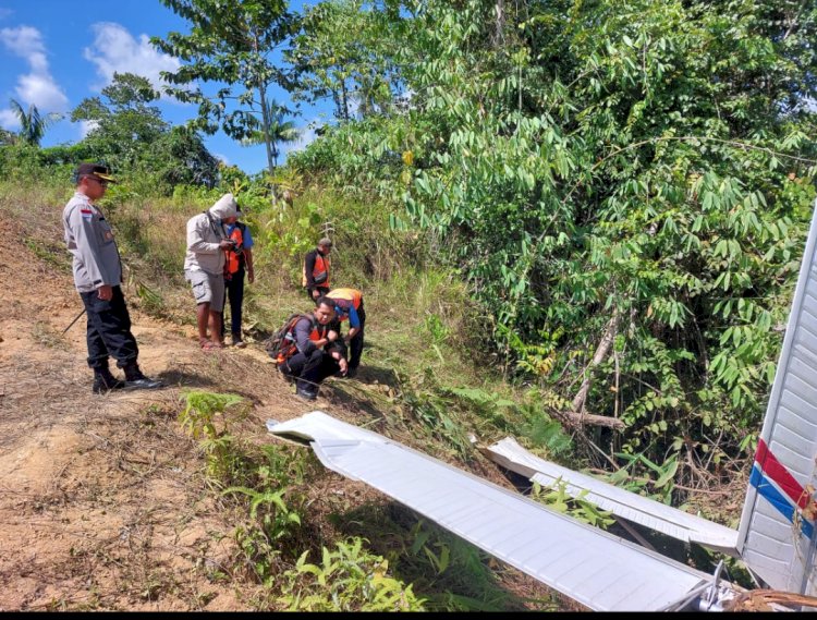 Proses evakuasi Pesawat AMA Jenis PK-RCQ Yang Mengalami Kecelakaan Di Senggi