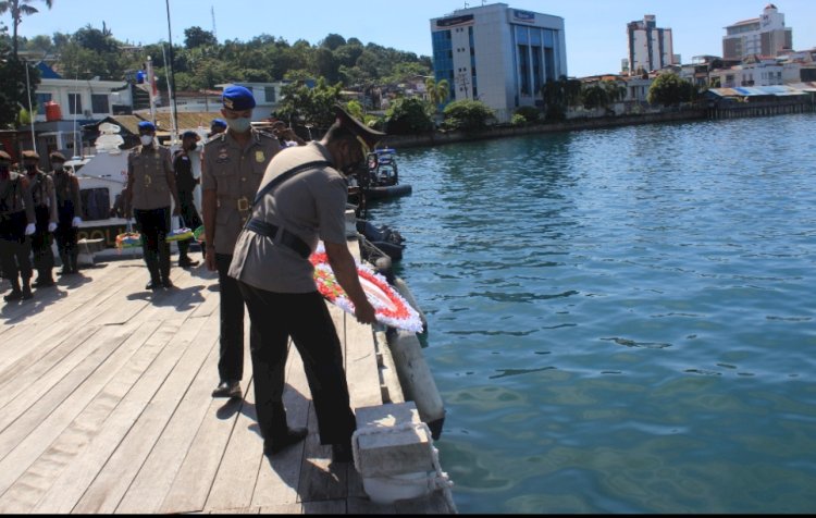 Proses tabur bunga di laut dalam rangka HUT Bhayangkara Ke-76/ist