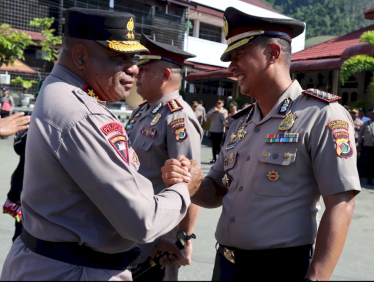 Kapolda Papua Irjen Pol. Mathius D. Fakhiri, S.I.K Ucapkan Selamat kepada Kapolresta Jayapura kota Kombes Pol. Victor D. Mackbon atas kenaikan pangkat/ist