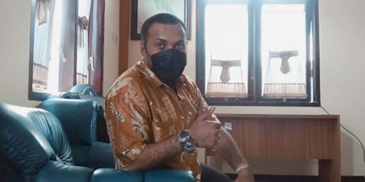 Simeon Martinus Okpit Minipko, Ketua Umum Organisasi daerah Himpunan Mahasiswa dan Pelajar - Merauke, Boven Digoel, Mappi, Asmat. (HMP-MEDIMAS).Yang juga sekaligus Koord. Bid Manajemen Sumberdaya Manusia pada Lembaga Solidaritas Generasi Muda – Papua (SGM-P). Penulis saat ini berkedudukan di Malang, Jawa Timur.