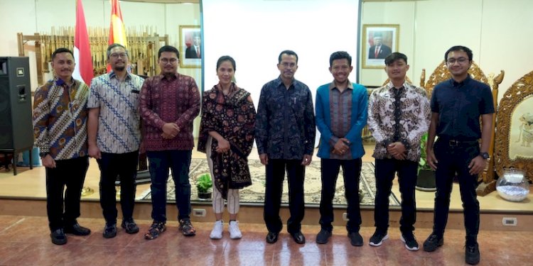 Dubes Muhammad Najib (batik biru, tengah) bersama delegasi KAHMI Eropa Raya dalam FGD di KBRI Madrid, Sabtu (2/7)./Ist