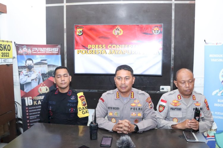 Kapolresta Jayapura Kota Kombes Pol Dr. Victor D. Mackbon didampingi Wakapolresta Jayapura Kota AKBP Supraptono bersama Danki BKO Brimob Nusantara AKP Alponso/ist