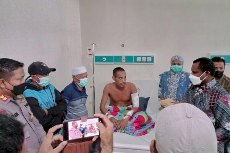 Bupati kabupaten Nduga Bersama Kapolres Mimika Sambangi Korban Brutal KKB