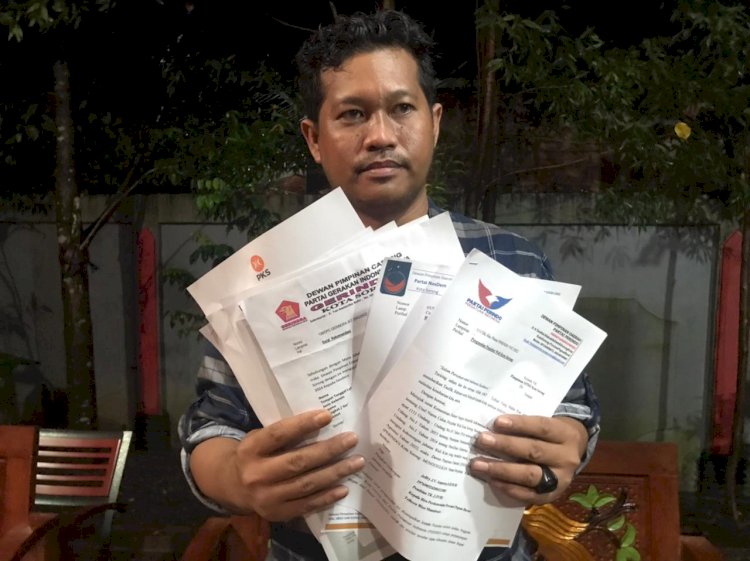 Kuasa Hukum Jefrry Auparay, Ahmad Junaidi menunjukan surat rekomendasi yang mengusulkan Kepala Biro Perekonomian SETDA Papua Barat, Jefrry J.V Auparay sebagai Pj Walikota Sorong