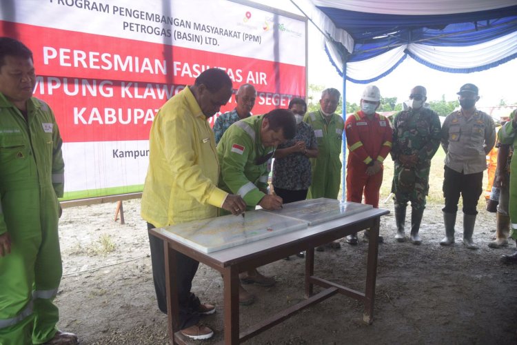 Penandatanganan prasasti peresmian PPM Infrastruktur Kolam Air Bersih Kampung Klawor dan PPM Infrastruktur Talud Kampung Kasim, Distrik Seget oleh Bupati Sorong, Johny Kamuru dan President RH Petrogas Companies in Indonesia, Syafri Syafar, disaksikan oleh perwakilan SKK Migas Perwakilan Wilayah Papua dan Maluku; Kepala Distrik Seget, Marthen Pangala; Kepala Distrik Salawati Tengah, Naomi Ormak; Danramil 1802-04/Seget, Kapten Inf. Nimrod Duwith, Kapolsek Seget, Ipda Heriyanto, serta Kepala Kampun