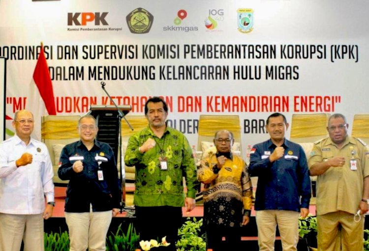 Keterangan foto dari kiri: Irjen Kementerian ESDM-Direktorat wilayah V Bpk Joko Suharyadi, Deputi Pengawas Internal SKK Migas Bpk Murdo Gantoro, Kepala Satuan Tugas Korsup Pencegahan Direktorat Wilayah V KPK RI Bpk Dian Patria, Sekda Provinsi Papua Barat Bpk Nataniel Mandacan, Kepala Perwakilan SKK Migas Wilayah Pamalu Bpk Subagyo, Wakil Bupati Teluk Bintuni Bpk Matret Kokop.