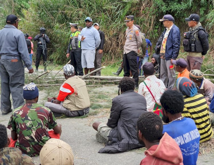 Pemalangan  jalan trans Wamena – Tolikara dilakukan oleh keluarga korban/ist