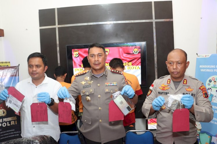 Kapolresta Jayapura Kota Kombes Pol Dr. Victor D. Mackbon,  didampingi Wakapolresta AKBP Supraptono dan Kasat Resnarkoba Iptu Alamsyah Ali  saat menggelar Press Cenference/ist