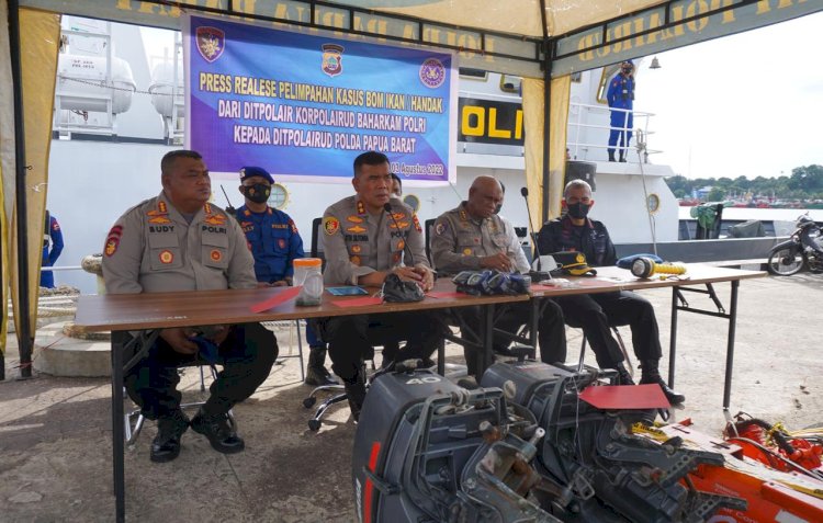 Kepala Kepolisian Daerah (Polda) Papua Barat Kapolda Papua Barat Irjen Pol Daniel Tahi Monang Silitonga saat melakukan pers rilis hasil tangkapan Tim Patroli Ship Tender KP. BEO-5013 Ditpolairud Baharkam Polri yang sedang melakukan patroli di kawasan Selat Sele, Sorong Papua Barat