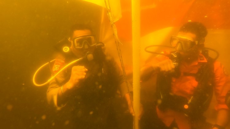 Pengibaran bendera merah putih di bawah air Rawa Biru Merauke