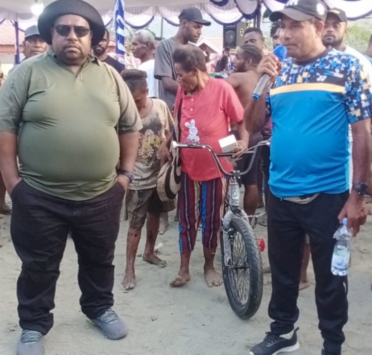 Ketua Umum KONI Papua, Kenius Kogoya (Kanan)ketua RT 004 (Kiri) juara Limba Panjat Pinang (tengah)/RmolPapua 