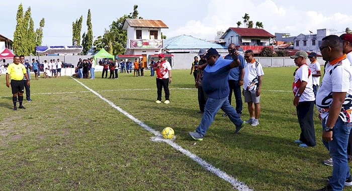 Tendangan Bola Ketua Umum KONI Papua tandai Turnamen Merah Putih CUP 2022 telah di Buka