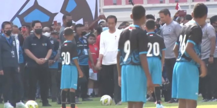 Presiden Joko Widodo melakukan tendangan pertama sebagai bagian dari peresmian Papua Football Academy di Stadion Lukas Enembe, Jayapura/Repro