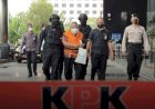 Dikawal Satgassus Brimob, Bupati Mimika Eltinus Omaleng Dibawa ke KPK Sudah Pakai Rompi Oranye