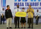 Robert Kadinal Serahkan Beasiswa Kepada 100 Mahasiswa Baru Unimuda