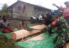 Untuk Mendapatkan Bahan Makanan Pokok, Babinsa Merauke Bantu Masyarakat Memangkur Sagu 