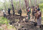 Babinsa Koramil Okaba Bersama Masyarakat Kerja Bhakti Penimbunan Jalan Penghubung Kampung 