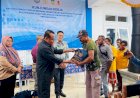 Kunker Di Merauke, Anggota DPR RI Bersama kementerian Kelautan Dan Perikanan Serahkan Paket Sembako Ke Nelayan