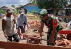 Babinsa Pos Ramil Kurik Bantu Masyarakat Membangun Pondasi Rumah 