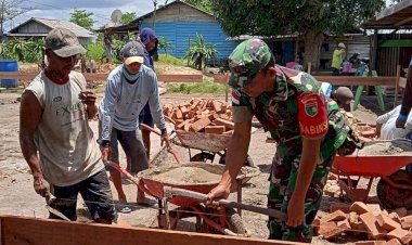 Babinsa Pos Ramil Kurik Bantu Masyarakat Membangun Pondasi Rumah 