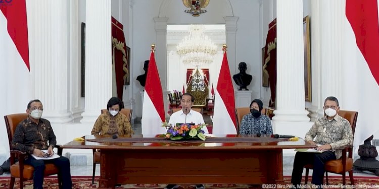 Presiden Republik Indonesia, Joko Widodo saat mengumumkan kenaikan BBm subsidi didampingi sejumlah menteri Kabinet Indonesia Maju, Sabtu, 3 September 2022/Repro